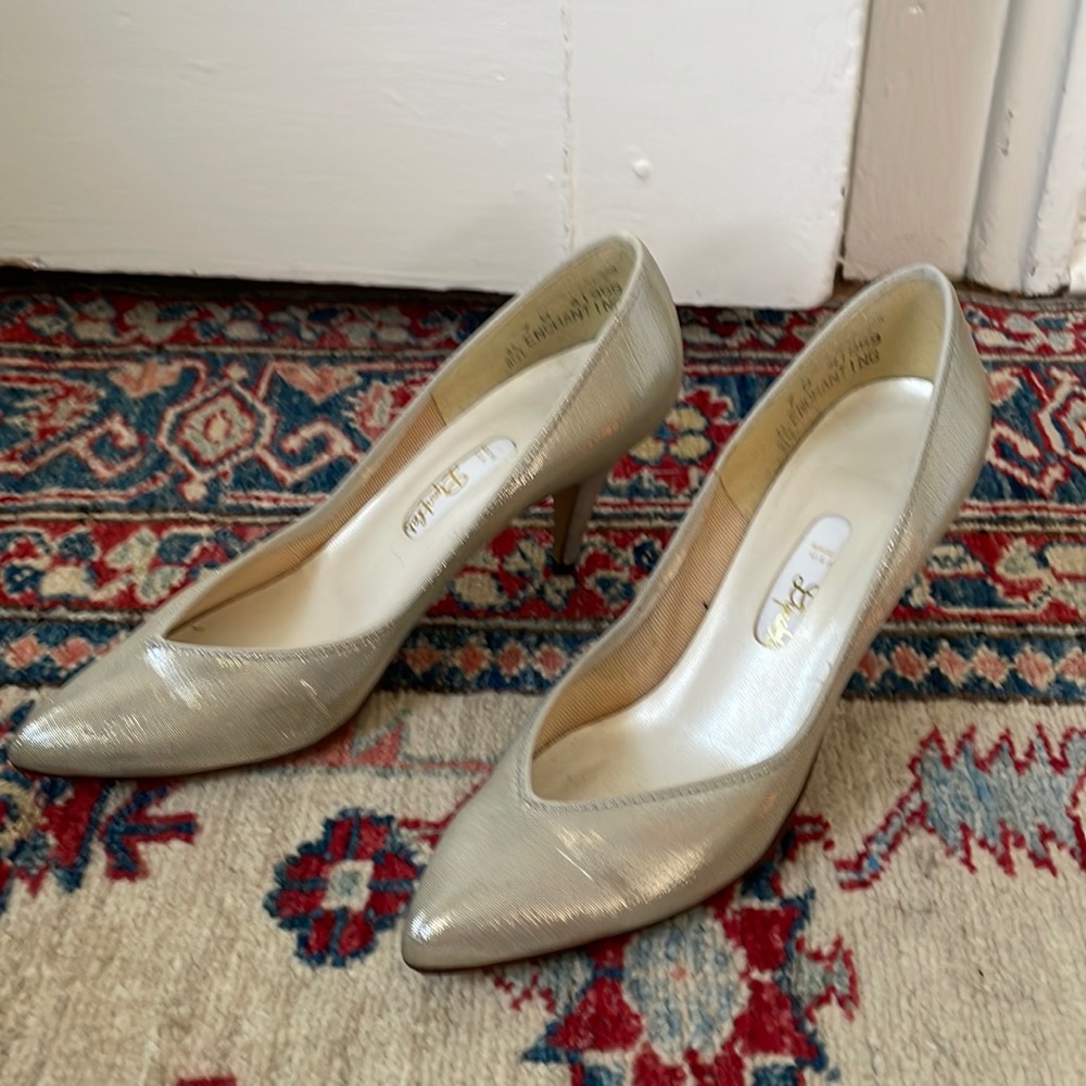 Vintage metallic heel